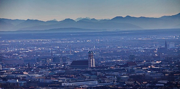 Frauenkirche in München mit Alpenblick