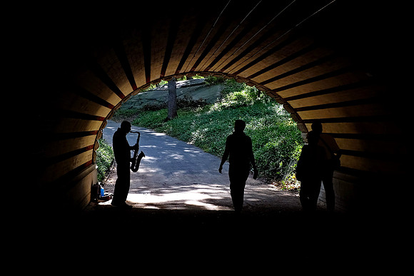 Saxophonist und bridge in Central Park New York City