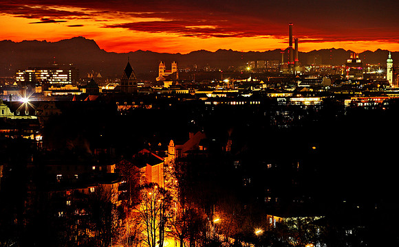 Die Zugspitze von München aus gesehen kurz nach Sonnenuntergang
