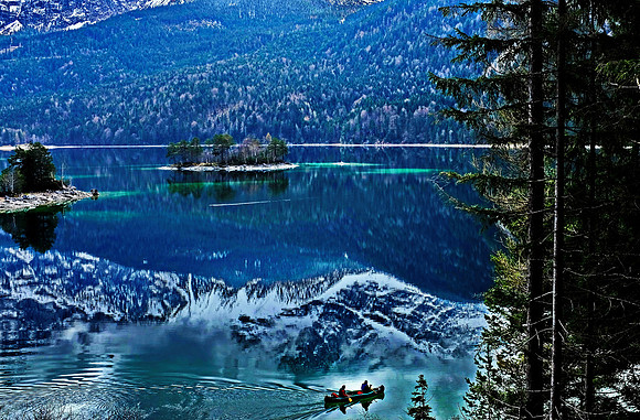 Canoe on Eibsee Bavaria